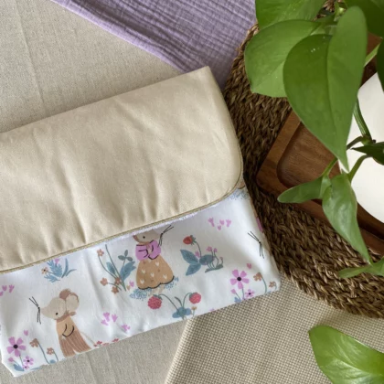 Tapis de langer nomade en éponge bambou et coton certifié OEKO-TEX. Se referme avec un bouton aimanté.