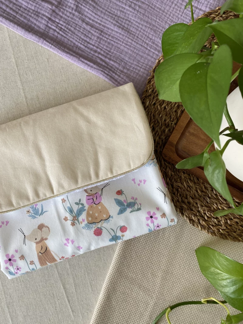 Tapis de langer nomade en éponge bambou et coton certifié OEKO-TEX. Se referme avec un bouton aimanté.