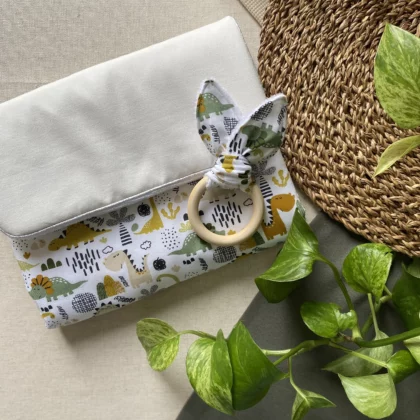 TAPIS À LANGER NOMADE ET ANNEAU DE DENTITION - LES PETITS DINOS