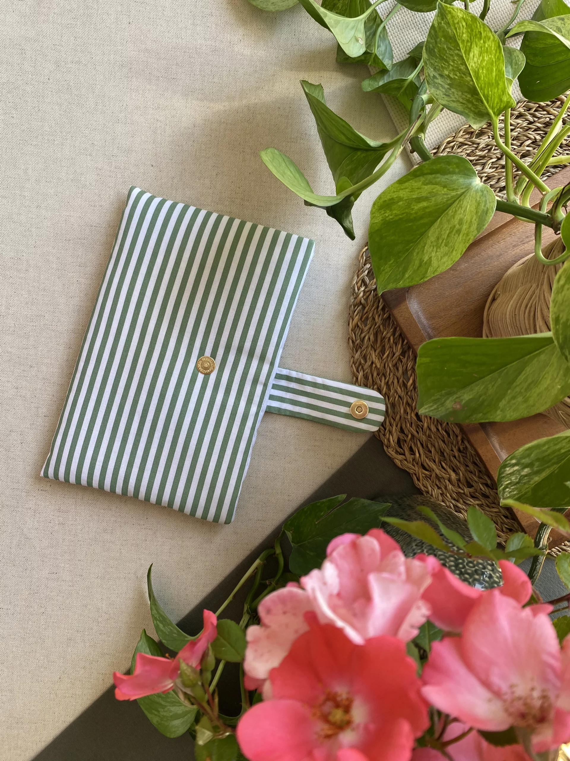 HOUSSE DE LIVRE ET MARQUE PAGE - RAYURES VERTES