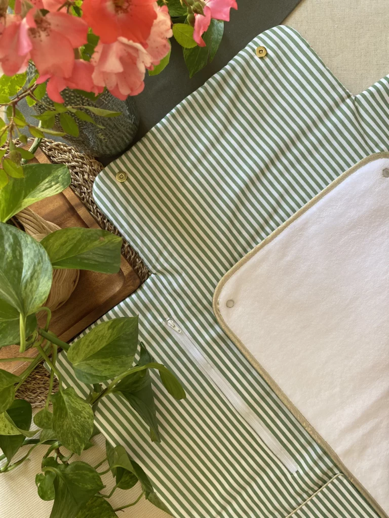 GRAND TAPIS À LANGER AVEC POCHES - RAYURES VERTES